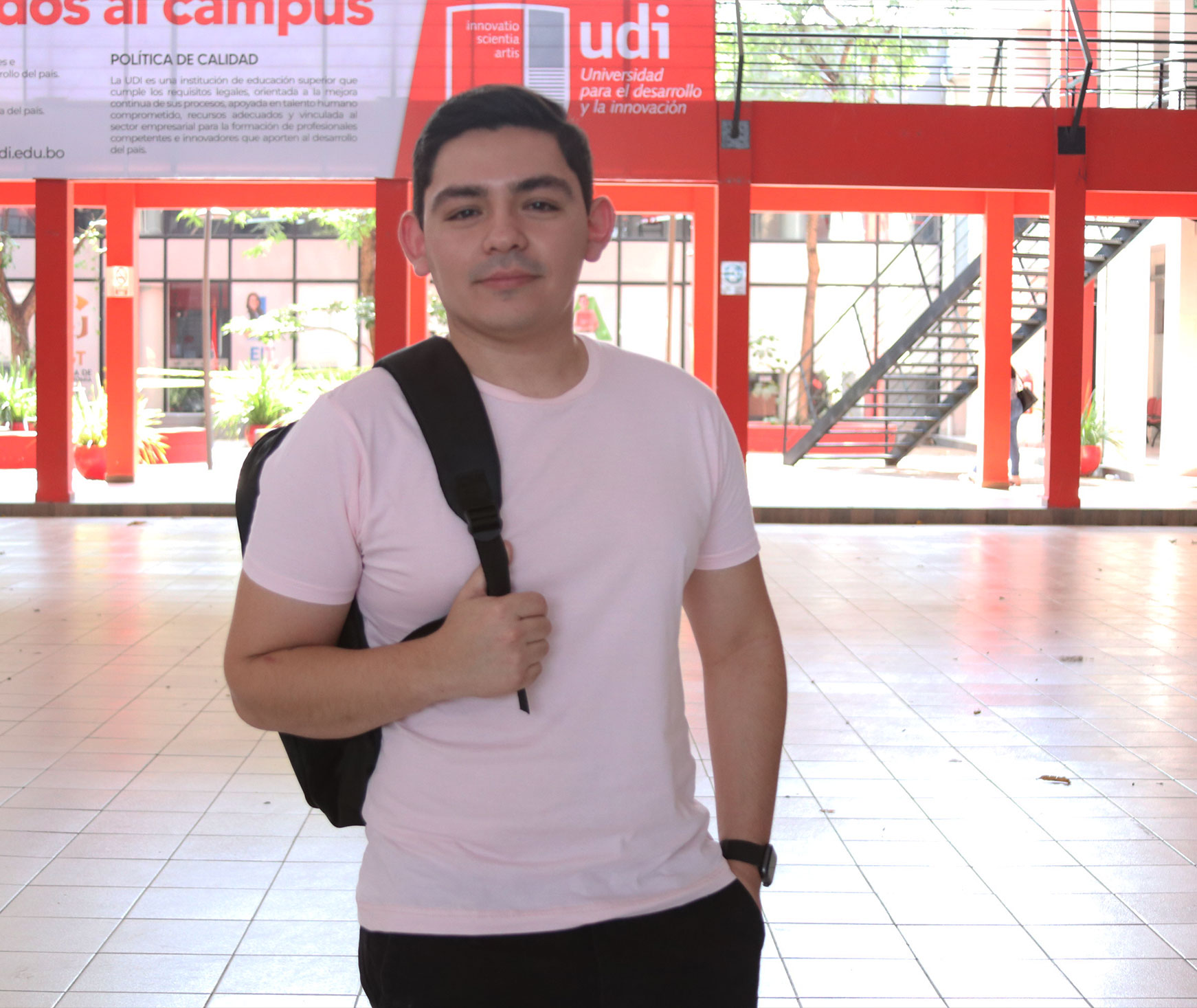 Estudiante en el patio de la universidad