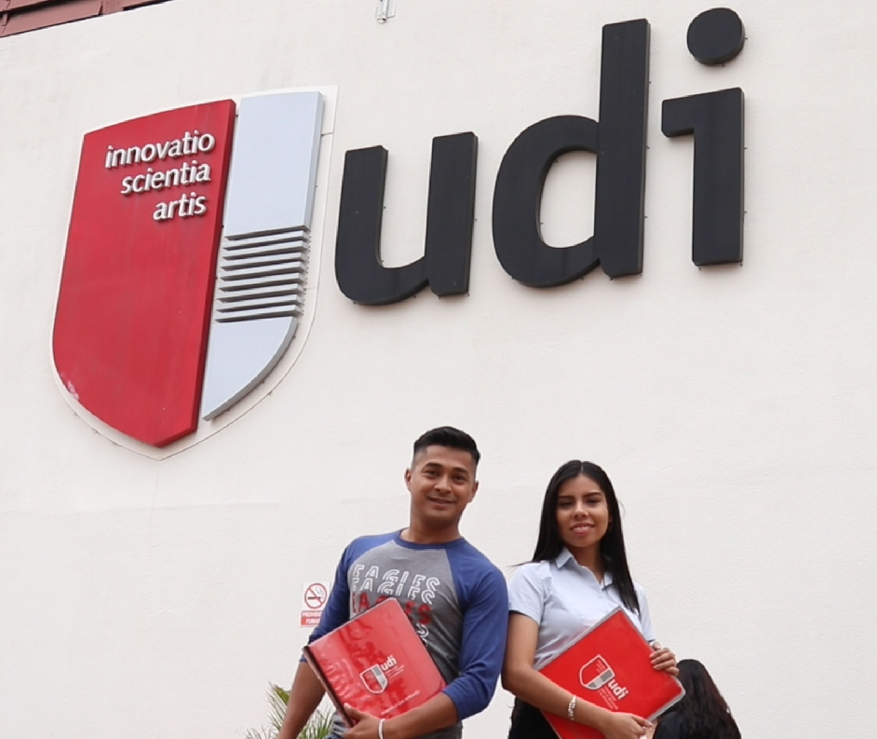 Estudiantes posando en la entrada