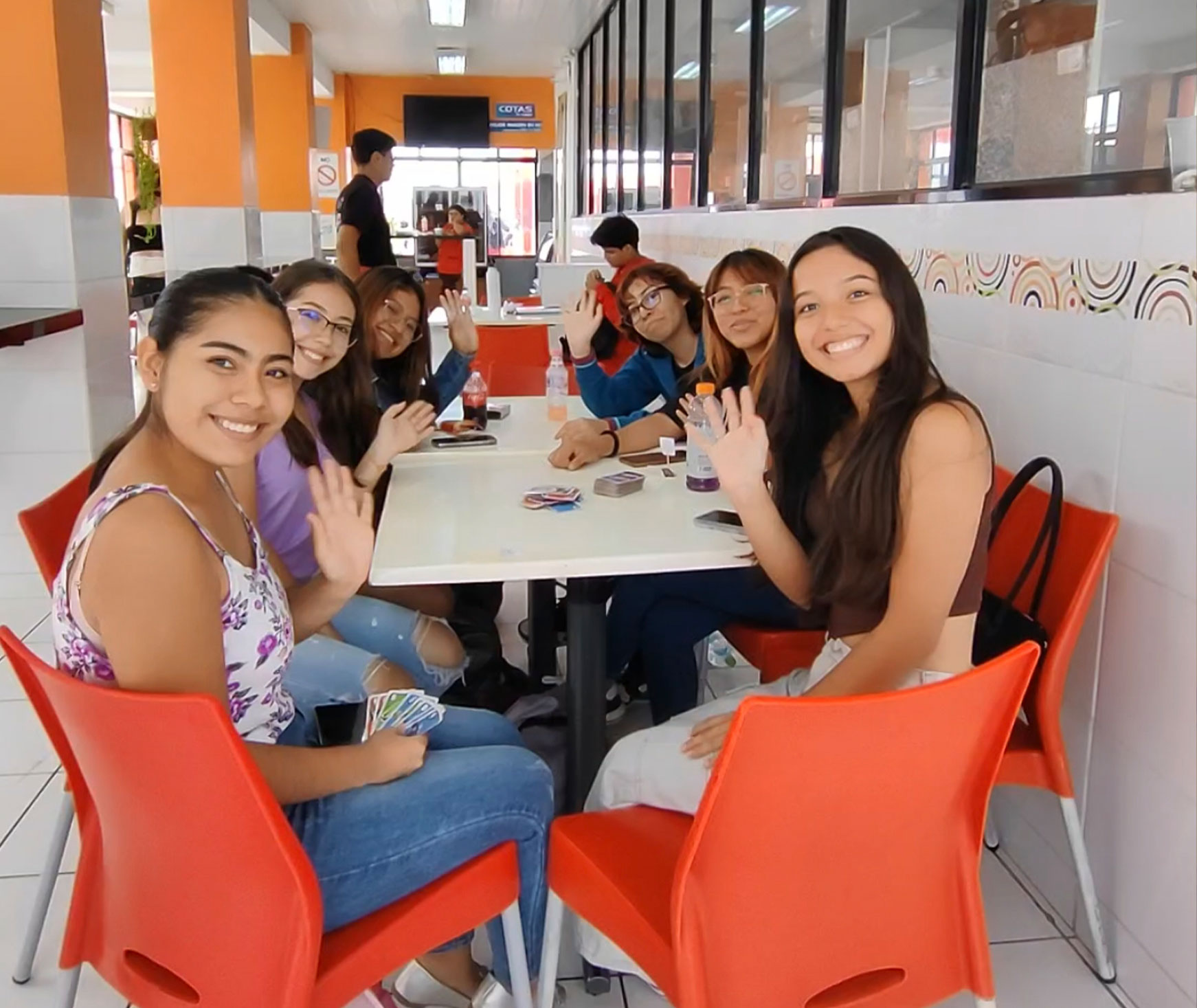 Estudiantes compartiendo refrigerios