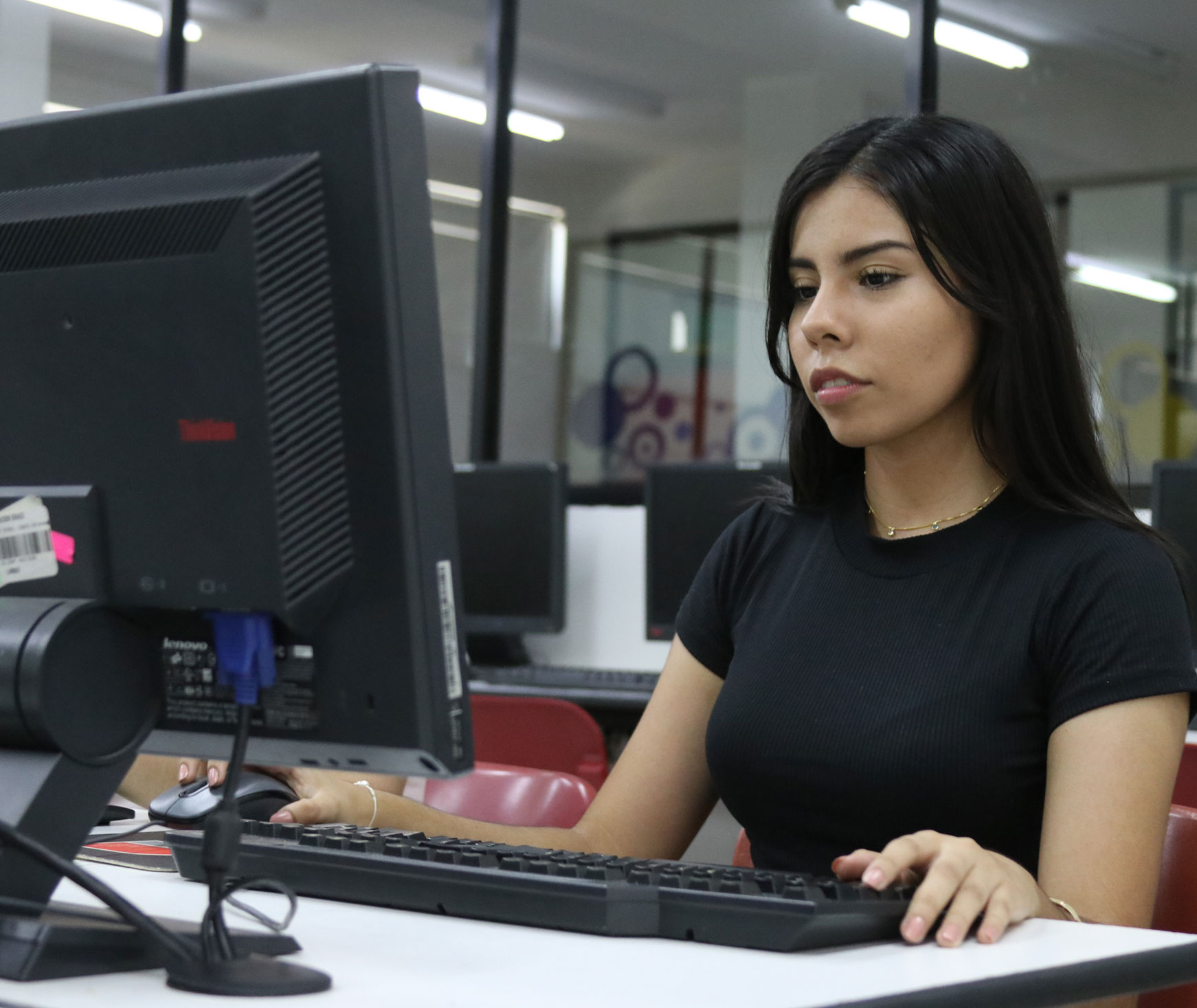 Estudiante realizando tareas de sistemas